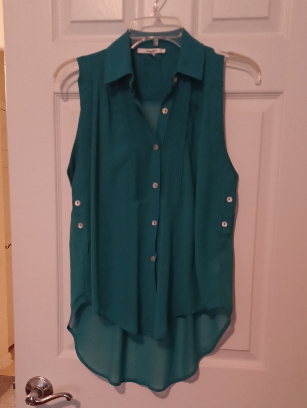 << Papaya Teal Sleeveless Button-Front Camisole Size Medium